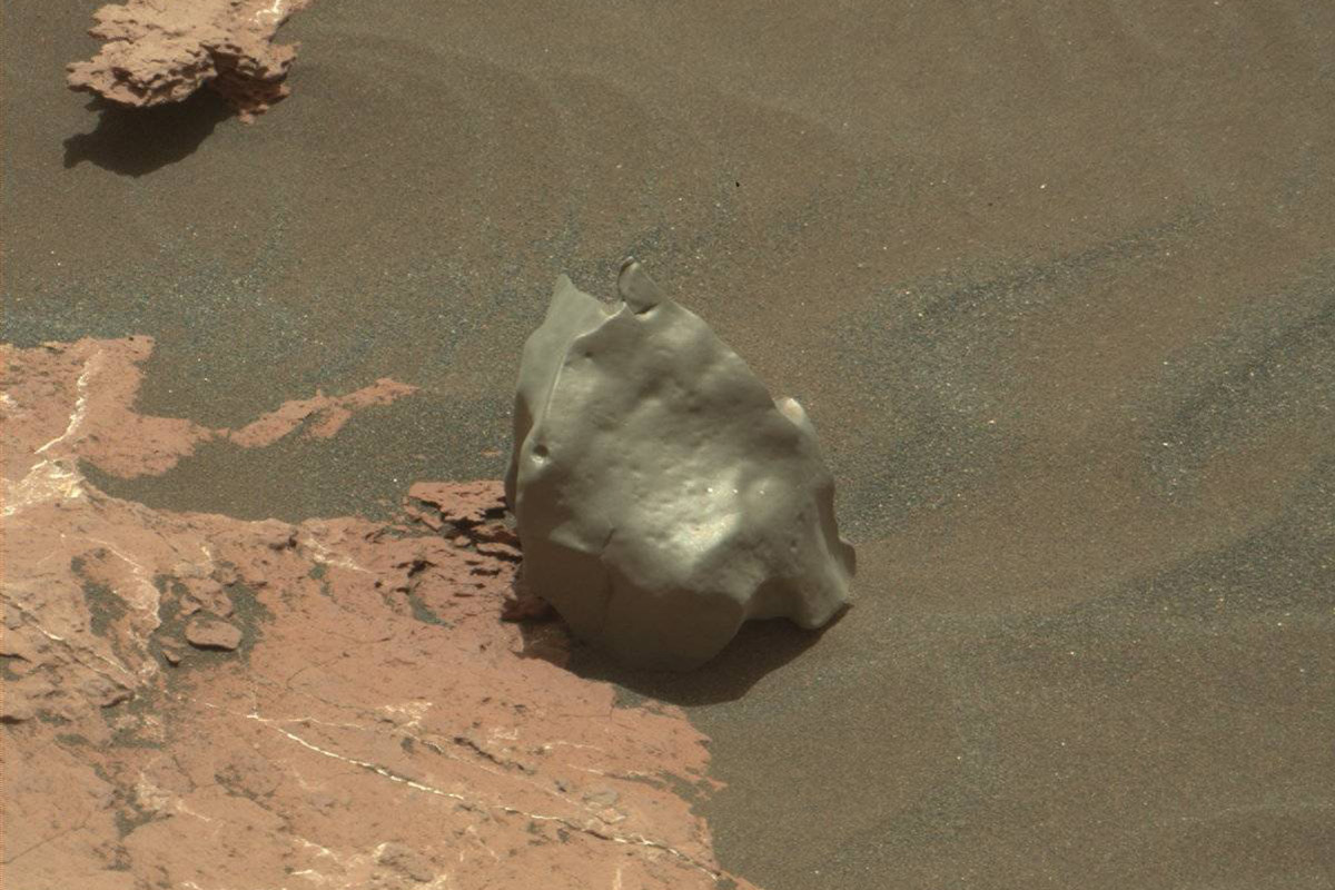 Resultado de imagem para Curiosity Rover Spotted A Mars' Rock That May Be A Meteorite